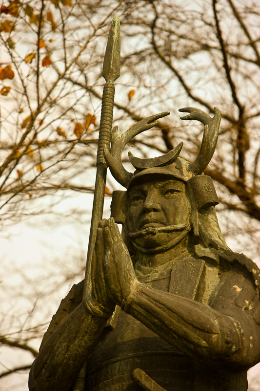 山中鹿之助幸盛銅像・月山富田城