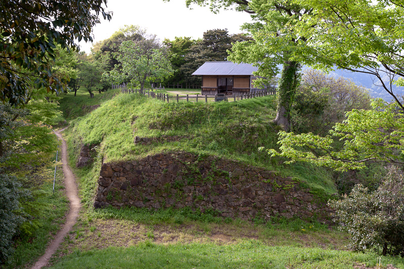 月山富田城・本丸から二の丸を望む