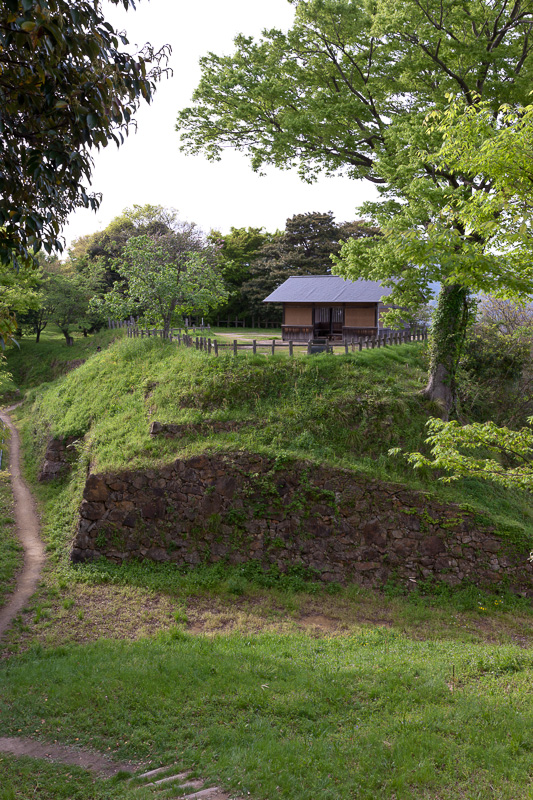 月山富田城・本丸から二の丸を望む